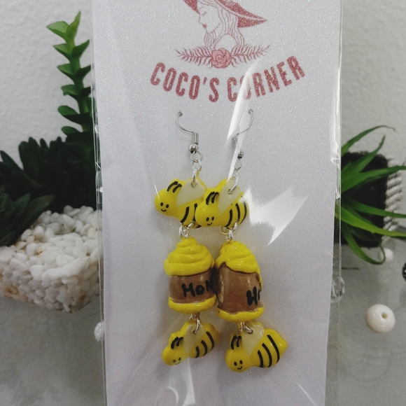 Honey pot bee dangle earrings - Picture 10 of 11